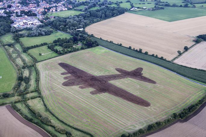 ylmUK's tweet photo. B17 in a field just outside Eye #Lifestyle #battleofbritain http://t.co/tBhMfrSzhu