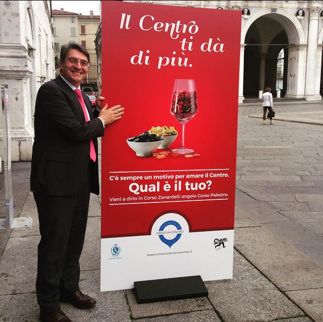 La nostra postazione in piazza Loggia con il Sindaco @DelBono2013  #ilcentrotidadipiu