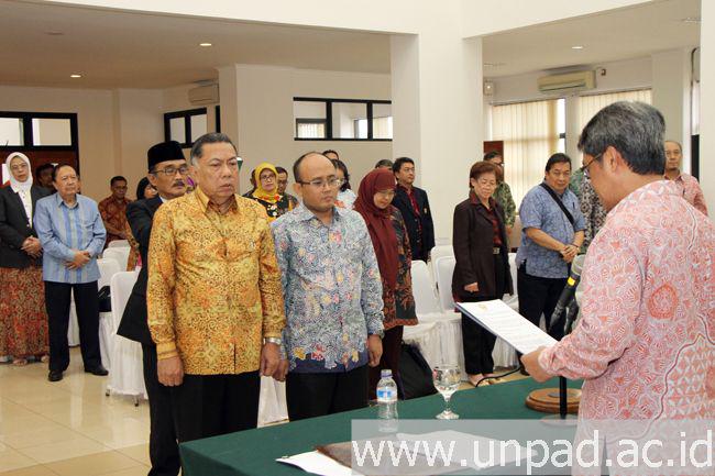Prof. Oekan S Abdoellah Terpilih Jadi Ketua Senat Akademik Unpad, Sekretaris Dr. Tomy P unpad.ac.id/2015/10/prof-o…