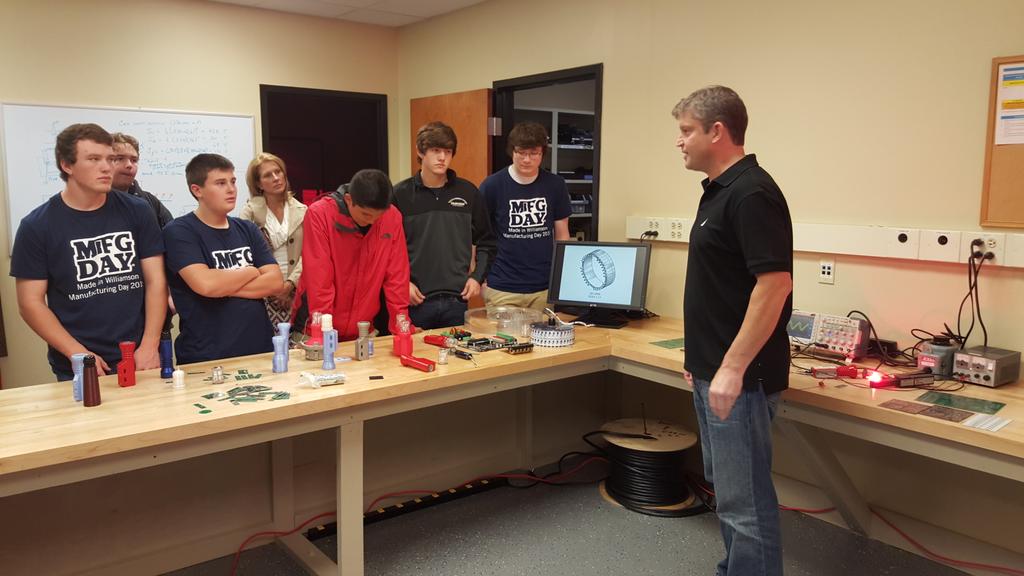 williamson_inc's tweet image. #FlashTechnology has about 40 minutes to inform the FAA when a light bulb goes out #MFGDay15