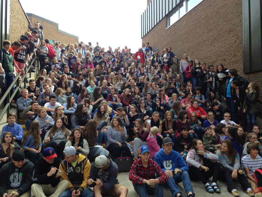 tas_sac's tweet image. TAS joined Crestwood today to #GiveStigmaTheFinger @TASGriffins @jimmyfallon @CrestwoodSS