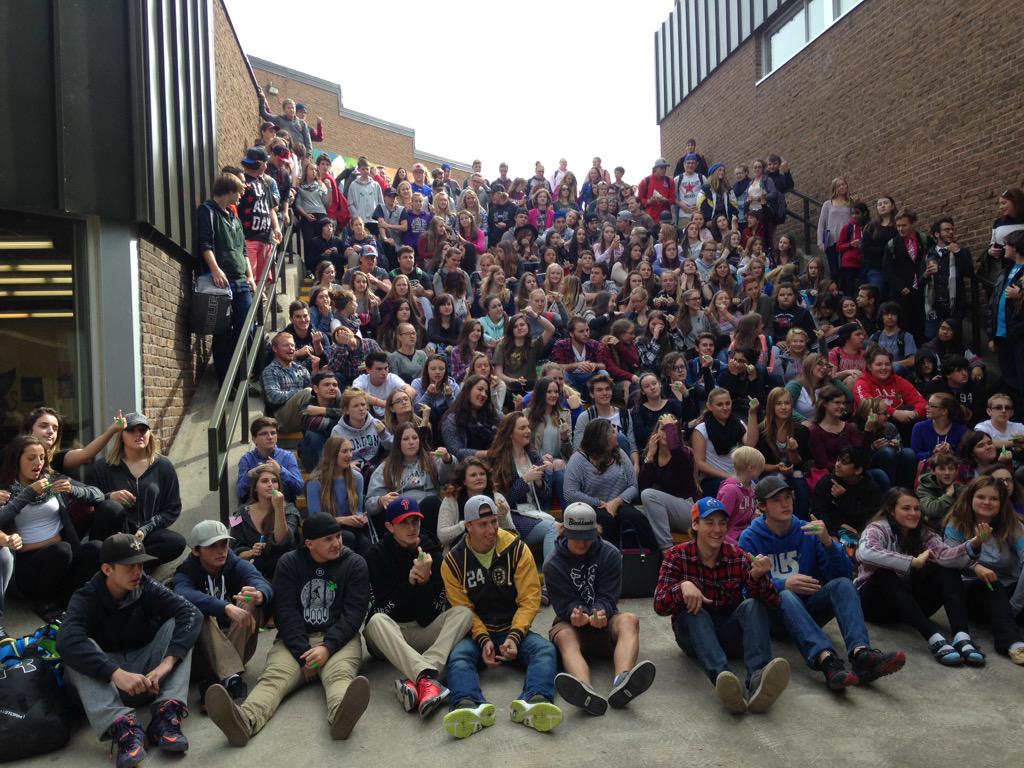 tas_sac's tweet image. TAS joined Crestwood today to #GiveStigmaTheFinger @TASGriffins @jimmyfallon @CrestwoodSS