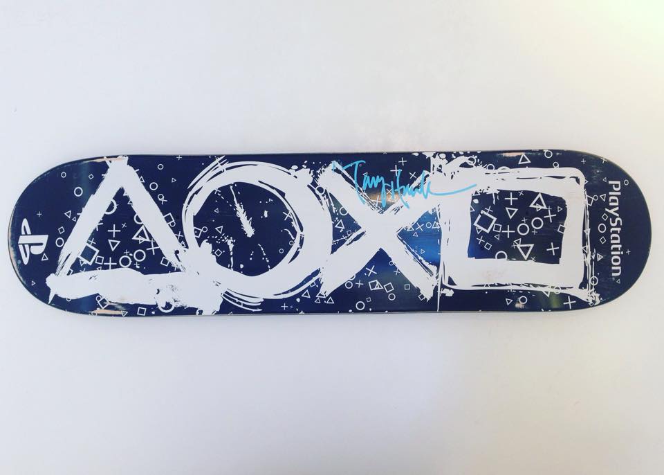 PlayStationFR's tweet image. RT + FOLLOW pour tenter de gagner un jeu et une board dédicacée par Tony Hawk !