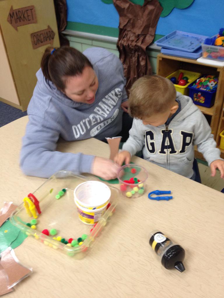 fpcslloescher's tweet image. Apples, apples everywhere! #appleart #apple-market #sortingfun