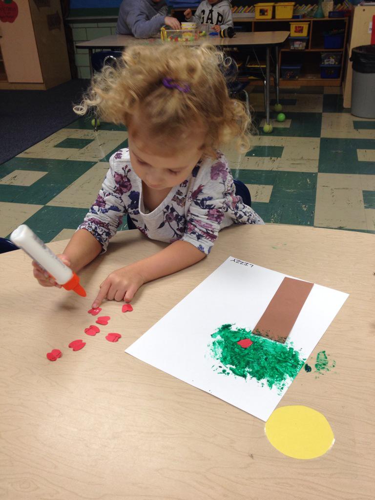 fpcslloescher's tweet image. Apples, apples everywhere! #appleart #apple-market #sortingfun