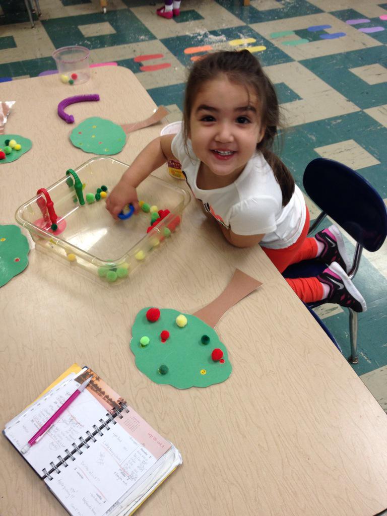 fpcslloescher's tweet image. Apples, apples everywhere! #applemarket #sortingfun #appleart