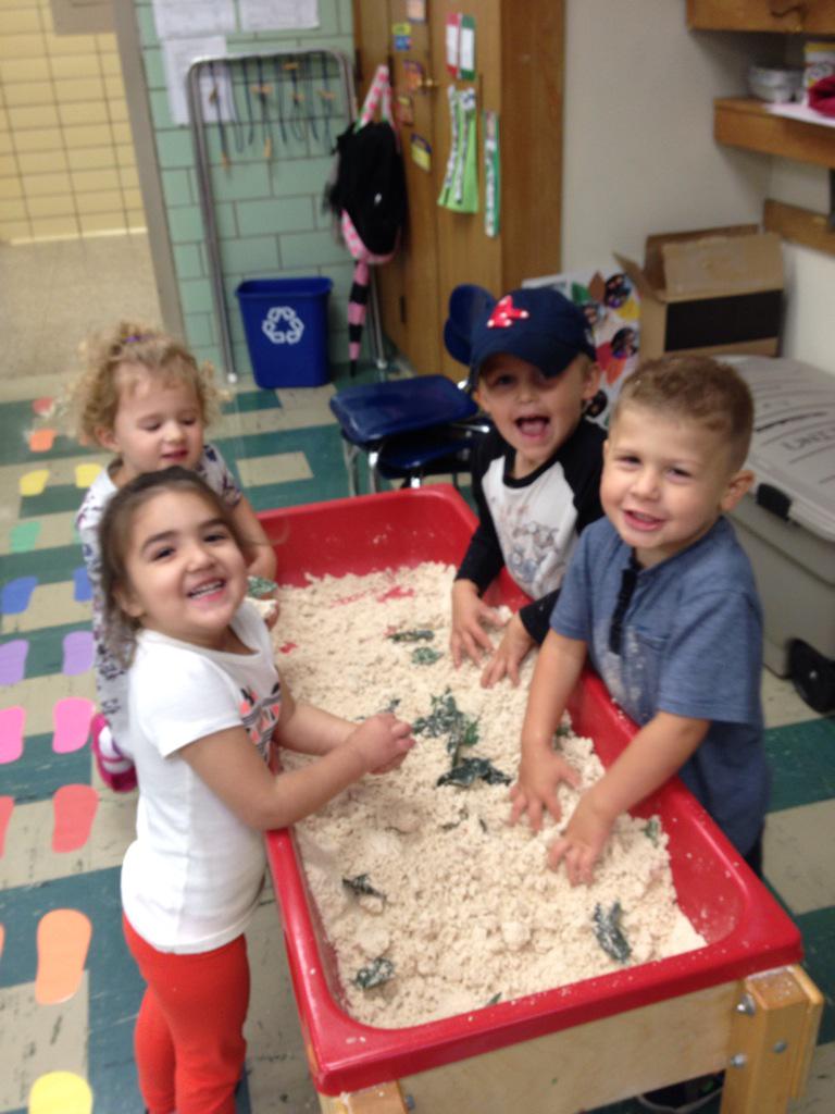 fpcslloescher's tweet image. Apples, apples everywhere! #applemarket #sortingfun #appleart