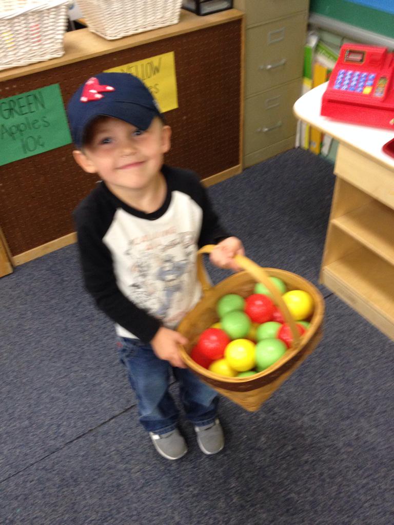 fpcslloescher's tweet image. Apples, apples everywhere! #applemarket #sortingfun #appleart