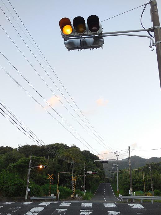 カボス 虹ヶ咲4th両日 非常に珍しい赤赤赤の信号 踏切に設置されており ひたすら左2つの赤が点滅します 右の赤は不使用 ちなみに隣の交差点には黄黄赤の信号も設置されています 鹿児島県志布志市 Http T Co Nbh94kbiwx Twitter