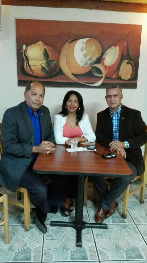 VRepublicaSTGO's tweet photo. En Puerto Rico coordinado el nuevo libro de @sotojimenezv @verasjjj junto a Rolando Acosta y Dra Paula Marian http://t.co/N4zKEUq943