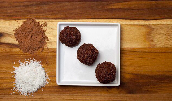 Let's talk #catering: order cold-pressed juice, probiotic drinks &amp; raw food items!