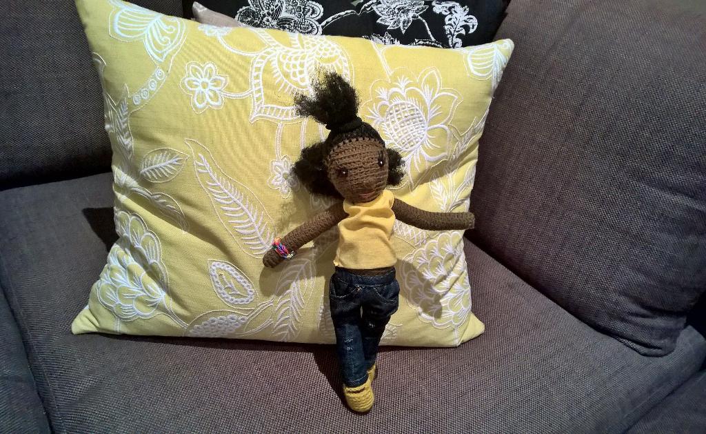 UmbaStuffies's tweet photo. My daughter playing hairstylist cum photographer. #Rafikimoments. #Rafikidolls. http://t.co/cHVvvxpWKs