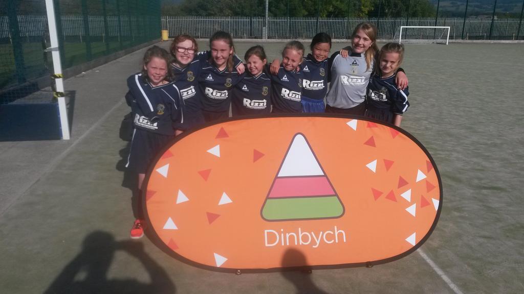 UrddDinbych's tweet photo. Dyma tim pêl droed merched @BroCinmeirch da iawn chi ar ddod yn 3ydd yn y gystadleuaeth  ddoe! Chwarae gwych! ⚽ http://t.co/joodgrtcN7