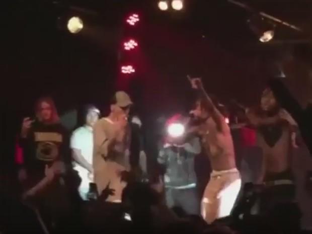 CuAssanhado's tweet photo. Cade a notícia? "@g1: Justin Bieber bebe conhaque e fuma maconha durante show, diz site http://t.co/cp4eLuZTnR #G1 http://t.co/qAIU9GhyYC"