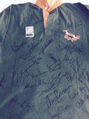 AuctionMyStuff's tweet photo. We have an exciting Springboks​ jersey signed by the 1995 World Cup winning squad! #TGIF #RugbyWorldCup #sports http://t.co/0EXUTDezoT