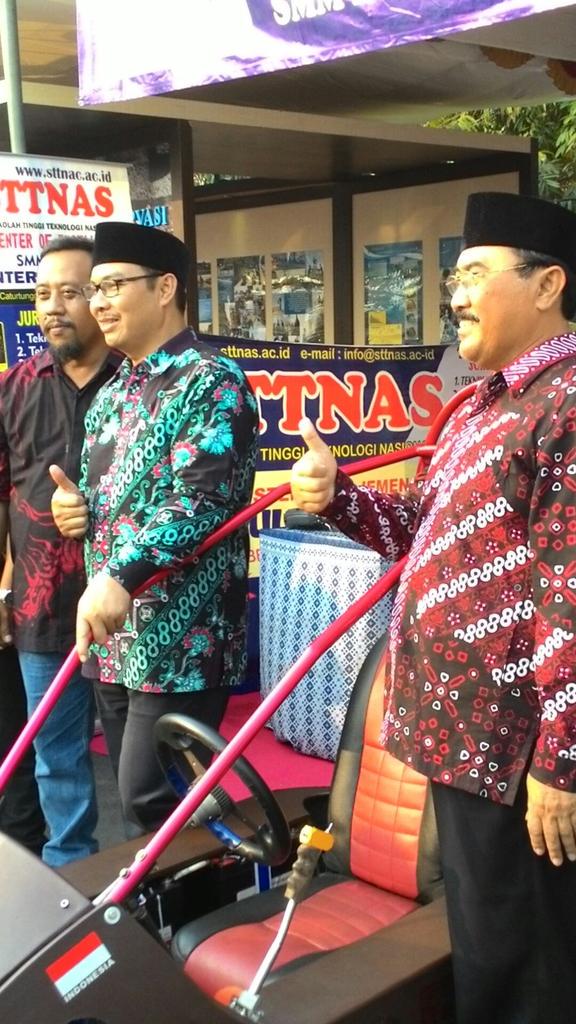 Ini Bupati &amp; Wakil Bupati photo bareng di stand STTNas #KulonprogoExpo2015 #projogja @KulonProgoExpo <a href="/Pro_KP/">Promosi Kulon Progo</a> <a href="/pd_au/">PD.Aneka Usaha KP</a>