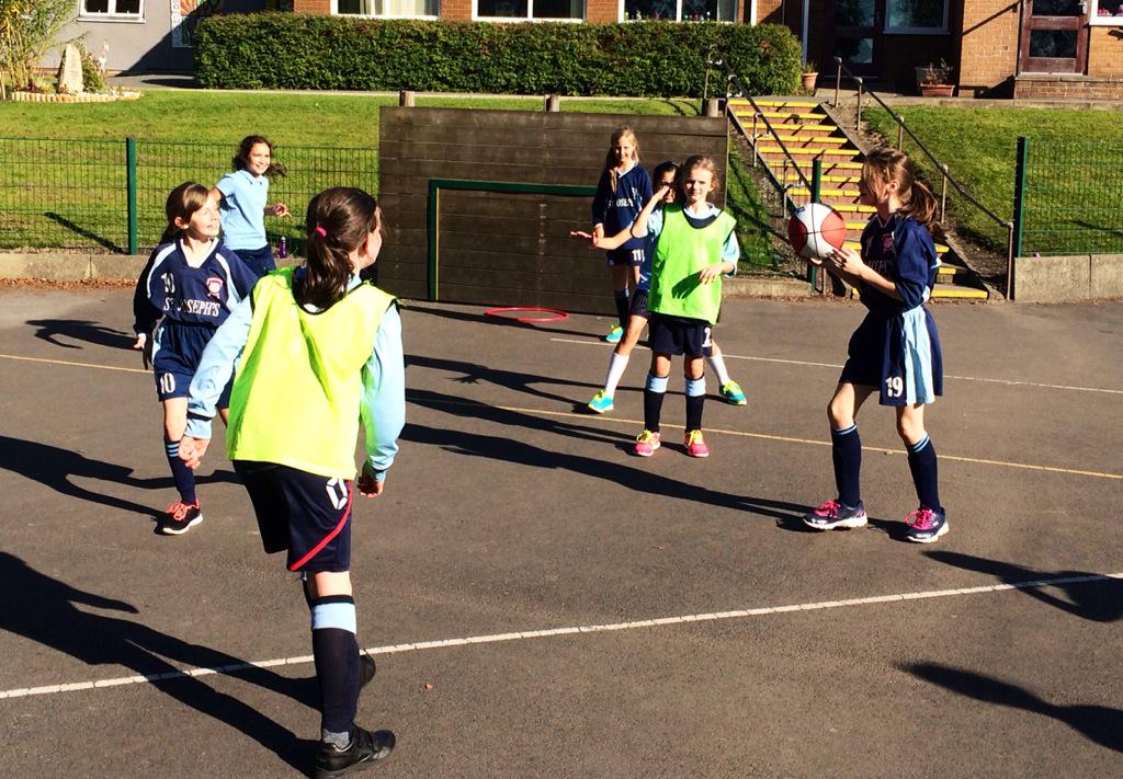StJosephsRCShaw's tweet photo. Year 6 enjoying their basketball in PE!!😃👍👍 @ManchesterGiant @OCLactive @oldhamssp @GrowOldham http://t.co/AoD3YuHJQc