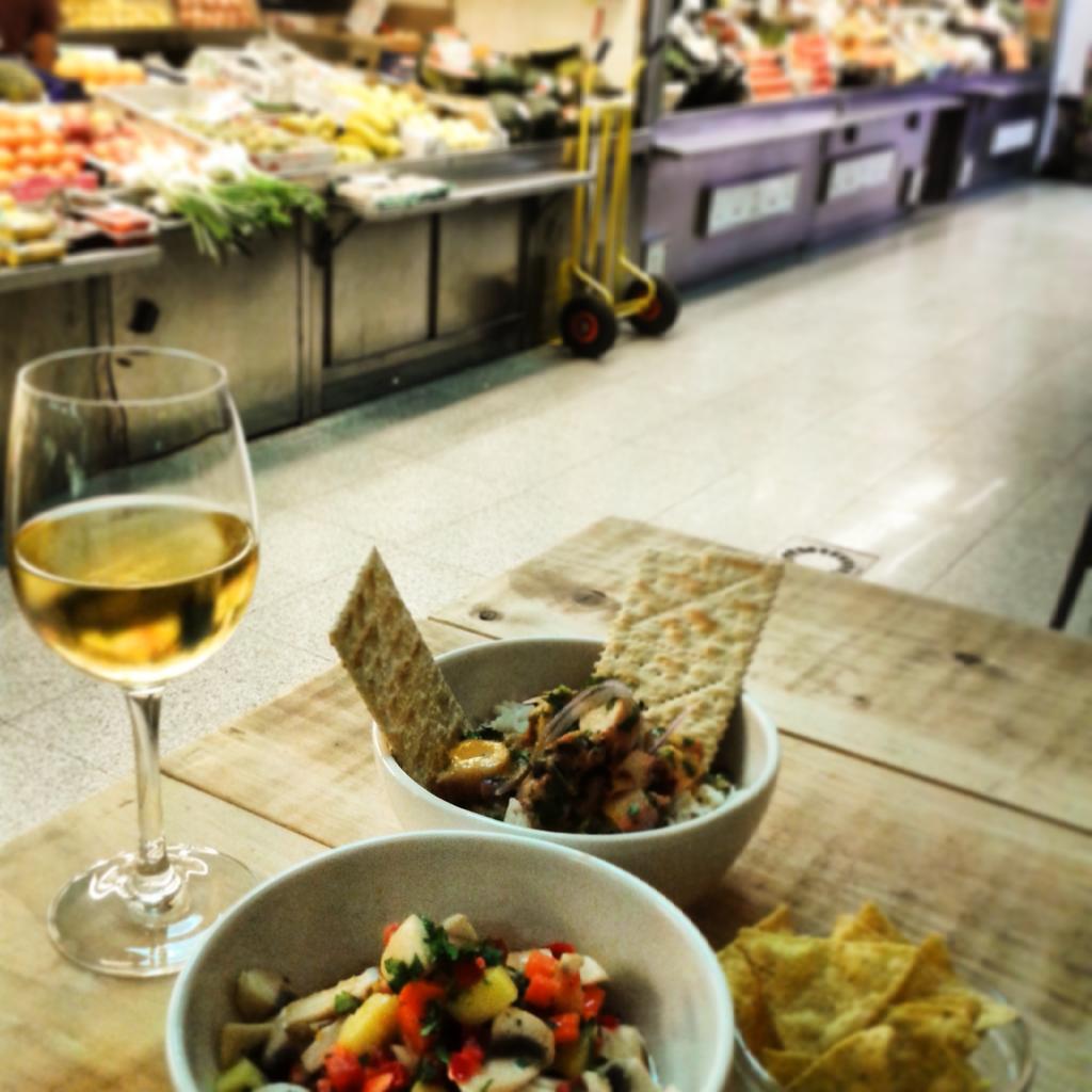 Comer en el mercado de Antón Martin. .toda una experiencia. .
Todo fresco y delicioso! !