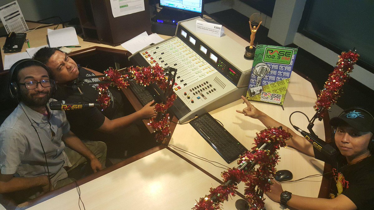 Bareng <a href="/Guntur_GMR/">Guntur Mughy GMR</a> &amp; <a href="/EskiCUPUMANIK/">Eski Mulya Gunawan</a> kita panasin malamnya  ke #RaseClasicRock we gonna make some noooiiiiseeeeee..