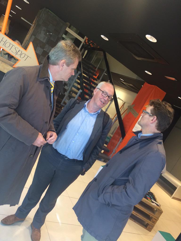 Psponbinstad's tweet photo. Bg Welten @weltenrg en wethouder Rozendom @bornbuster @Gem_Borne praten na met @WoutVochteloo #netwerkstad http://t.co/XtfLgUMBnq