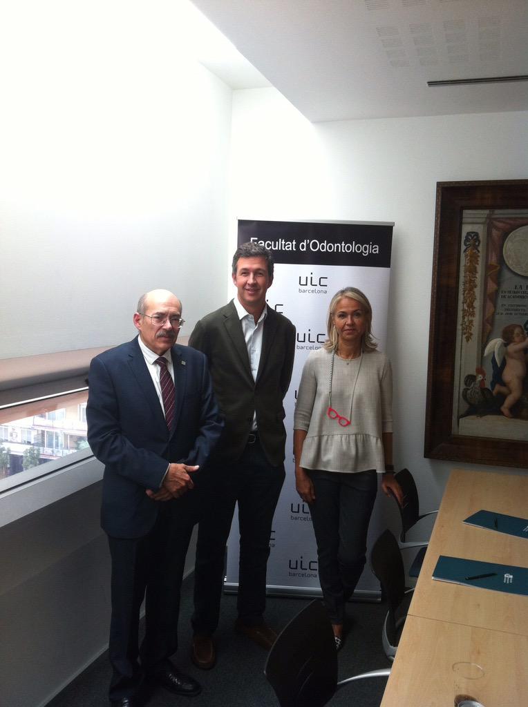 JoseNartPerio's tweet image. Firmamos Cátedra Investigación @OdontoUIC #KlocknerImplantSystem @klocknerevents Prevención #periimplantitis #VEGA