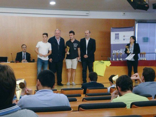 Nuestros representantes <a href="/RubenSafont/">young</a>  y <a href="/diegoexp19/">Diego Exposito</a>  recibiendo el trofeo a subcampeón de la Liga Fútbol Sala Uji.