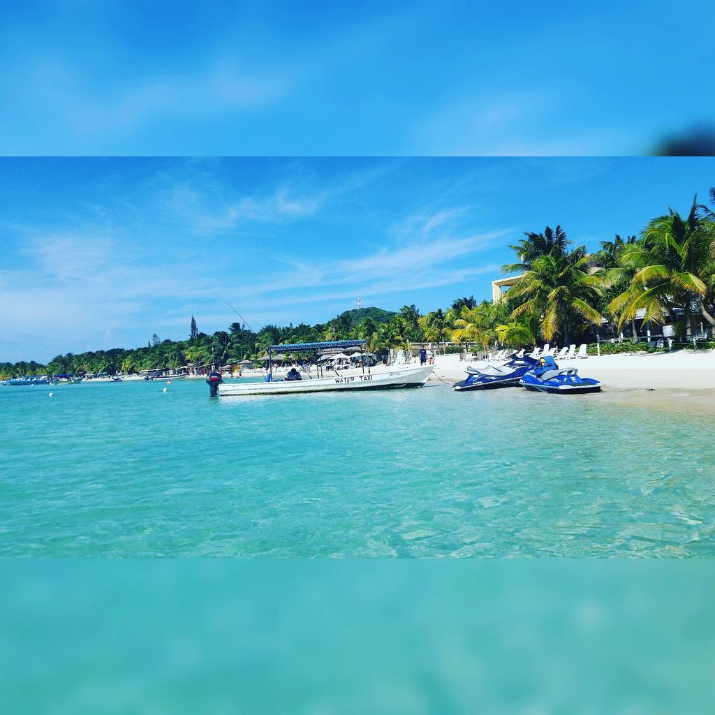 1993Osiris's tweet photo. West Bay; Bello Lugar en Roatan. http://t.co/lR7NhGco8u