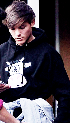 WhyLarryIsReal's tweet photo. he looks so fucking soft http://t.co/ZvYWfdzgiQ