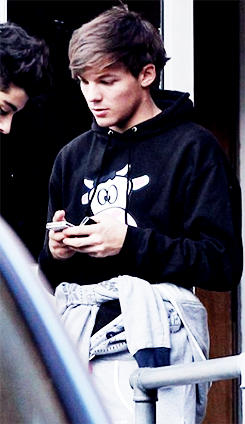 WhyLarryIsReal's tweet photo. he looks so fucking soft http://t.co/ZvYWfdzgiQ