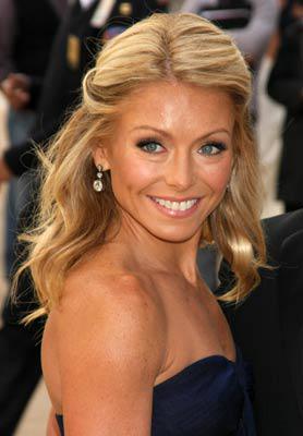 Happy birthday to the beautiful Kelly Ripa! Her smile always lights up a room! 