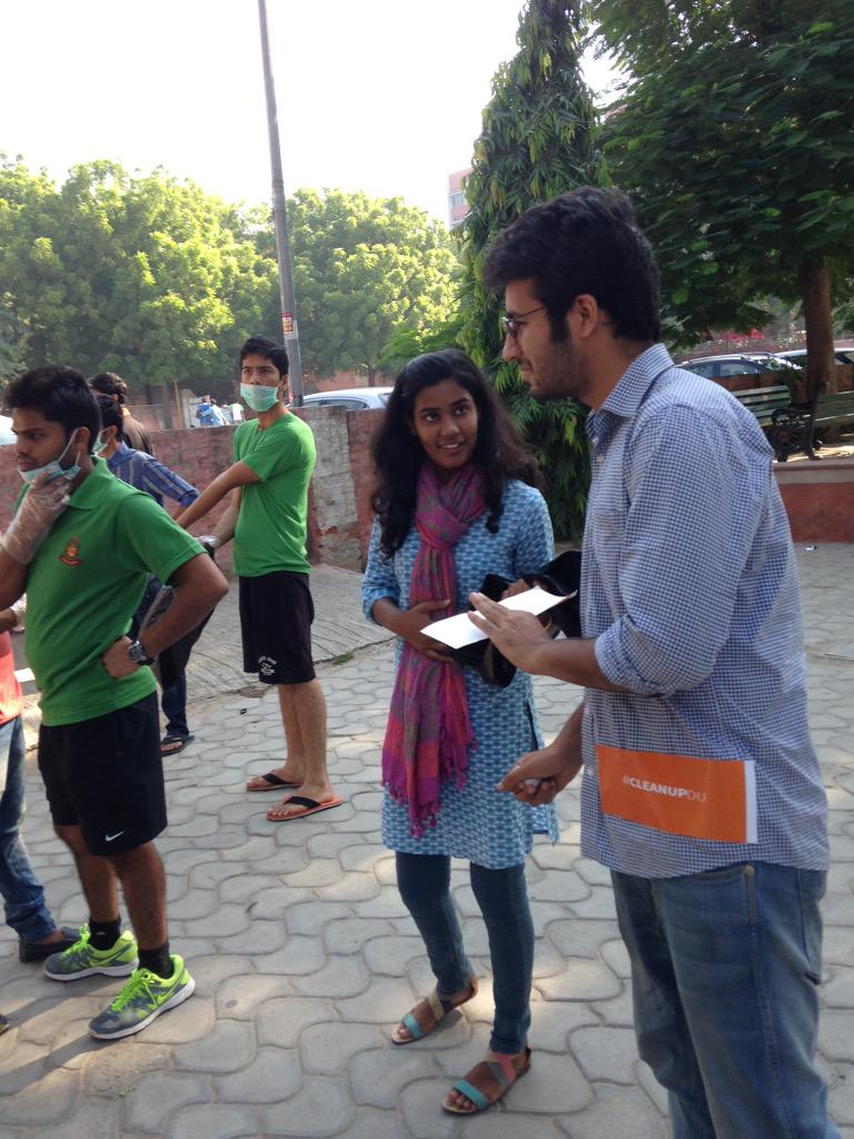 chowsamihq's tweet photo. #cleanupdu @SRCC #cleaningiscool @ShashiTharoor @shreyarcTOI @TOIDelhi @PTI_News @narendramodi @ndtv @ibnlive @BDUTT http://t.co/zDV70o4hsE