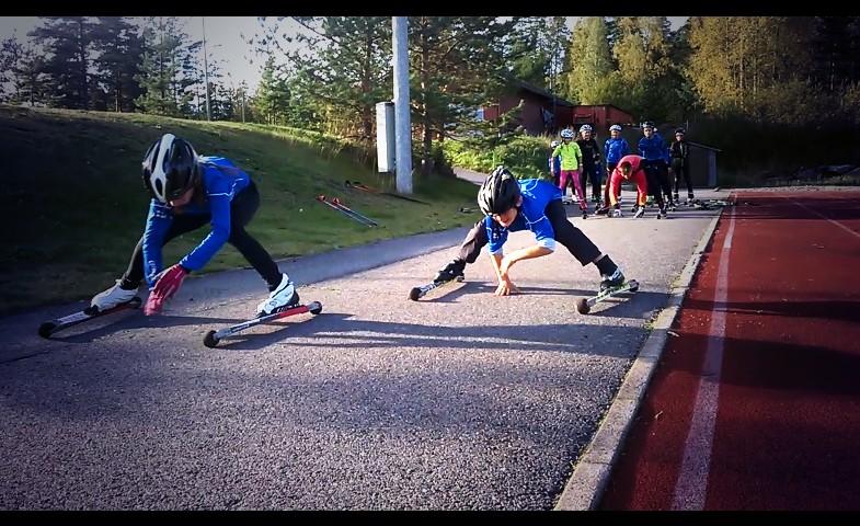 Skidtalang's tweet photo. Veckoslutsläger på Solvalla igen. Den här övningen heter Månfisken. #FSS #skidtalang #SkidningÄrKul #MoonFish http://t.co/BeYs4RrAwf