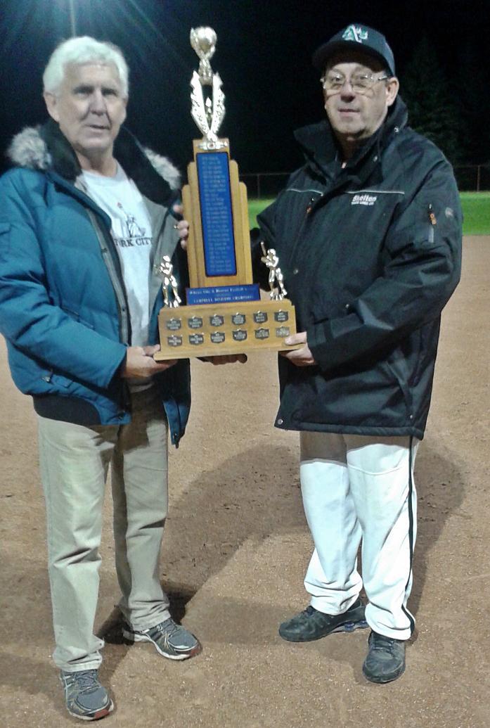 OCDFLFastball's tweet image. Scarborough Athletics coach Mike Skelton accepts the OCDFL Championship trophy after a 2-0 defeat of the Oshawa Heat