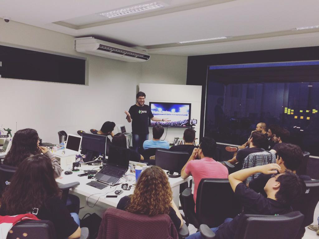 jerasoftware's tweet photo. @sauloarruda contando a experiência que ele teve lá no MIT e trazendo novidades incríveis pra #jera. A galera pira! http://t.co/NDlSmNjjZ9
