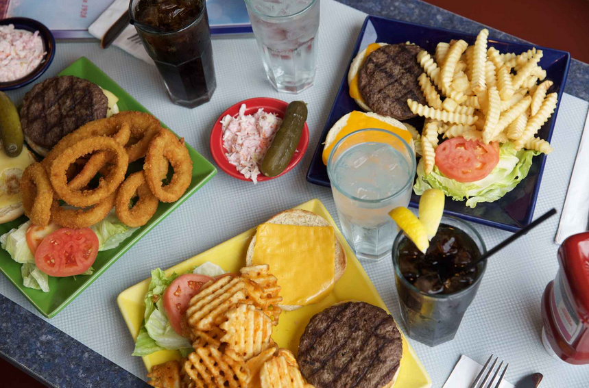 Thrillist's tweet photo. 7 Reasons Diner Burgers Are Better Than Fancy Burgers: http://t.co/WG0eu0Vswk http://t.co/ABXFATLRfy