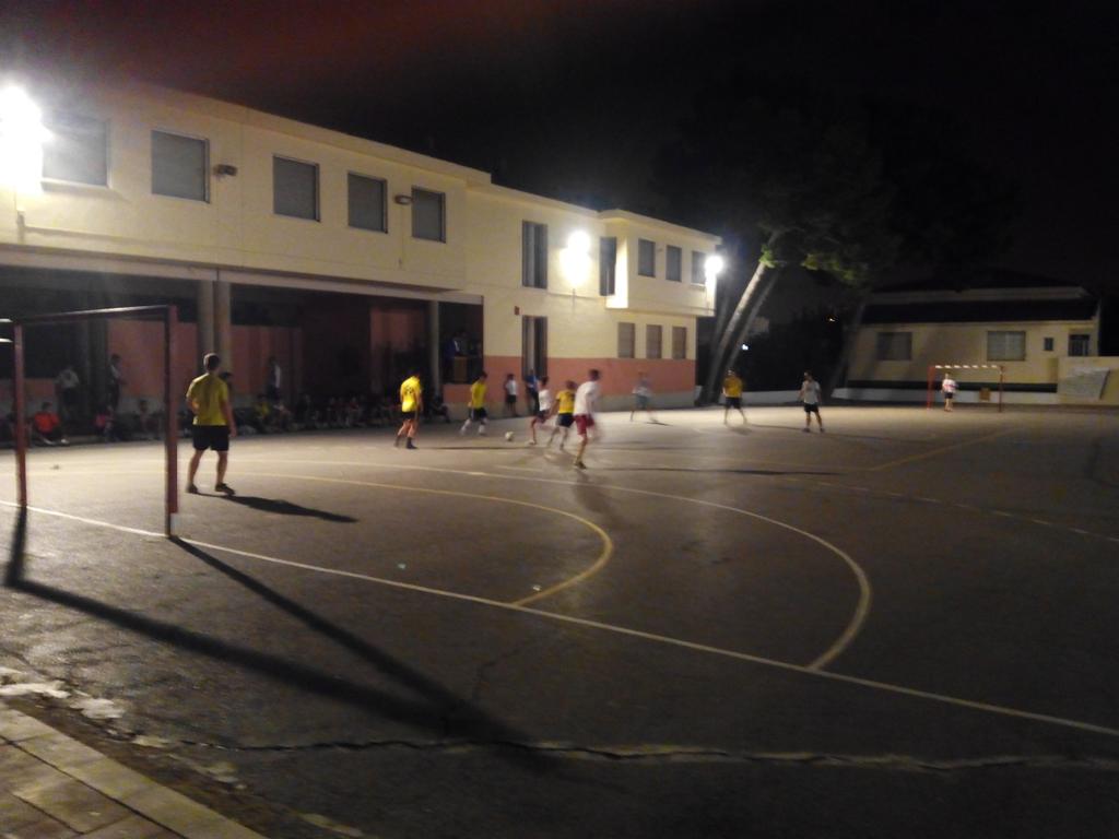 MislataON's tweet photo. Arrancamos el torneo MislataON!!! Con muchas ganas de pasarlo bien jugando a fútbol. #CarboysVsBlanquinegre http://t.co/BReTpFgtNC
