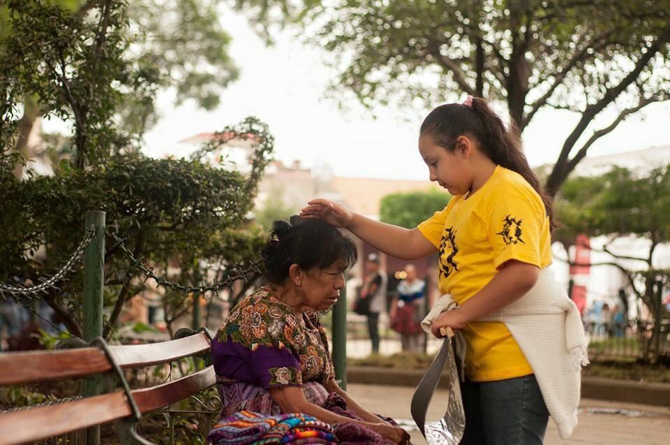 manoloest's tweet photo. Dicen que no todos los súper héroes tienen capa... #oneworldguatemala #oneworld #somosoneworld ¿Puedo Orar por ti?☝🏼🌎 http://t.co/U4Yiew1dFf