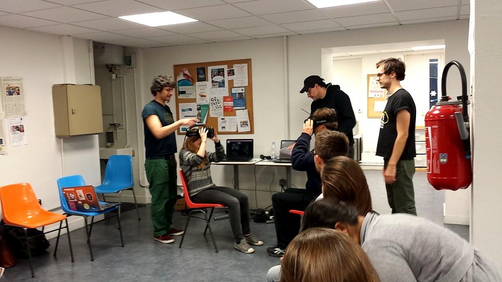 NuitBlanche_CRI's tweet photo. Les volontaires de la #NuitBlanche testant la machine de @beanotherlab @criparis http://t.co/DfxFTwOBQK