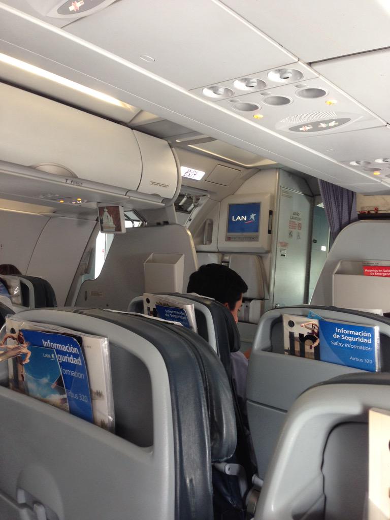 ClaudiaM_10's tweet photo. Y bueno, como no se pudo con la incompetencia de @Avianca , voy en @LAN_CO http://t.co/uueLt1StBU
