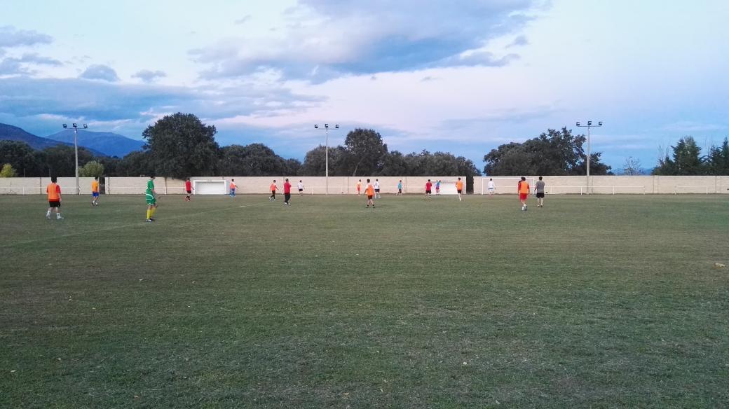 cotolea46's tweet photo. Partidillo de entrenamiento el @MombeltranCF  contra el @SPLanzahita. Preparando el partido contra el lider. http://t.co/phMlAAxu25