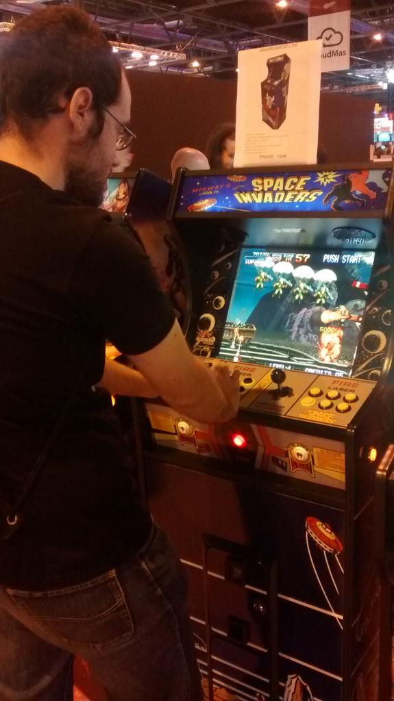 Mira como se lo pasa <a href="/baxsensei/">baxsensei</a> con los arcades en la #MadridGamesWeek :-)