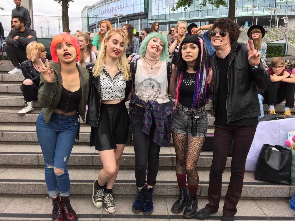 HEYMOLLYVIOLET's tweet photo. @HeyViolet @MirandaMiller IM COMING TO ALL THE UK DATES, HOPEFULLY I GET TO MEET YOU AGAIN #heyvioletontour π http://t.co/U34AzJmcIX