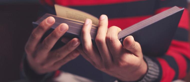 HubSpot's tweet photo. In honor of #FridayReads: 4 science-backed reasons you should read more: http://t.co/B7pGwdmXXY http://t.co/KcwGRF67sT