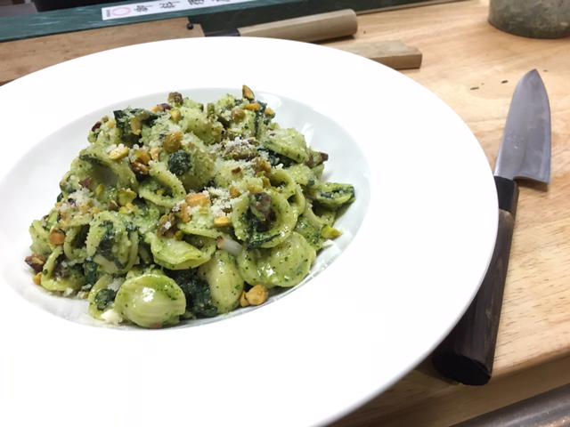 sevensbargrill's tweet photo. Orecchiete, house made fennel sausage, kale and pistachio pesto, grana padano http://t.co/2fr8Eud2Hi