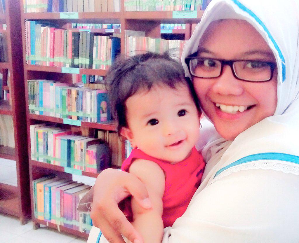 ipakgemasih's tweet photo. Akhirnya ketemu juga dengan dek kamila dinanti anaknya dosen guek 😄 http://t.co/FP4Ie6mvuZ