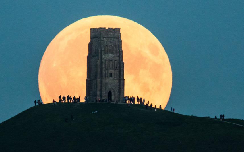 The supermoon rises behind Glastonbury Tor in Somerset telegraph.co.uk/news/picturega… via <a href="/TelegraphPics/">Telegraph Pictures</a>
