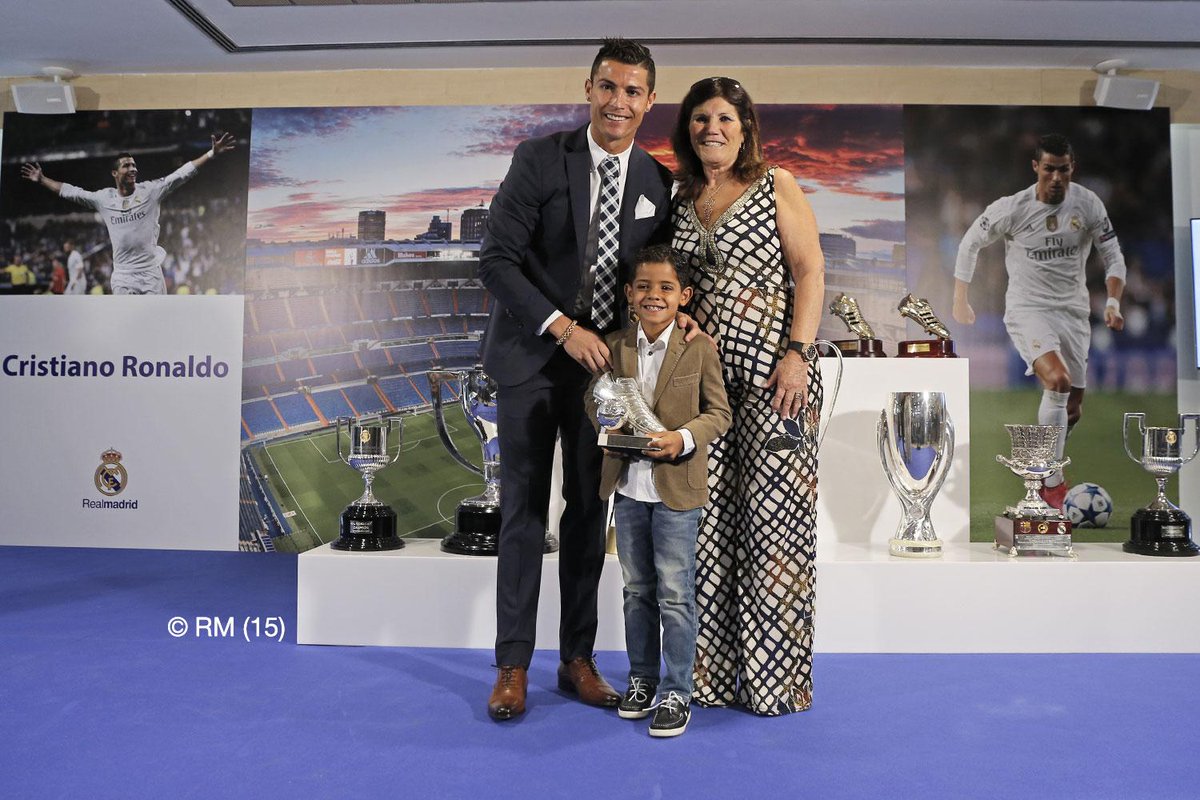 Madrid_Bekasi's tweet photo. Cristiano, pencetak gol sepanjang masa Real Madrid, di Santiago Bernabéu. #CRecord http://t.co/4mIJbzDekr