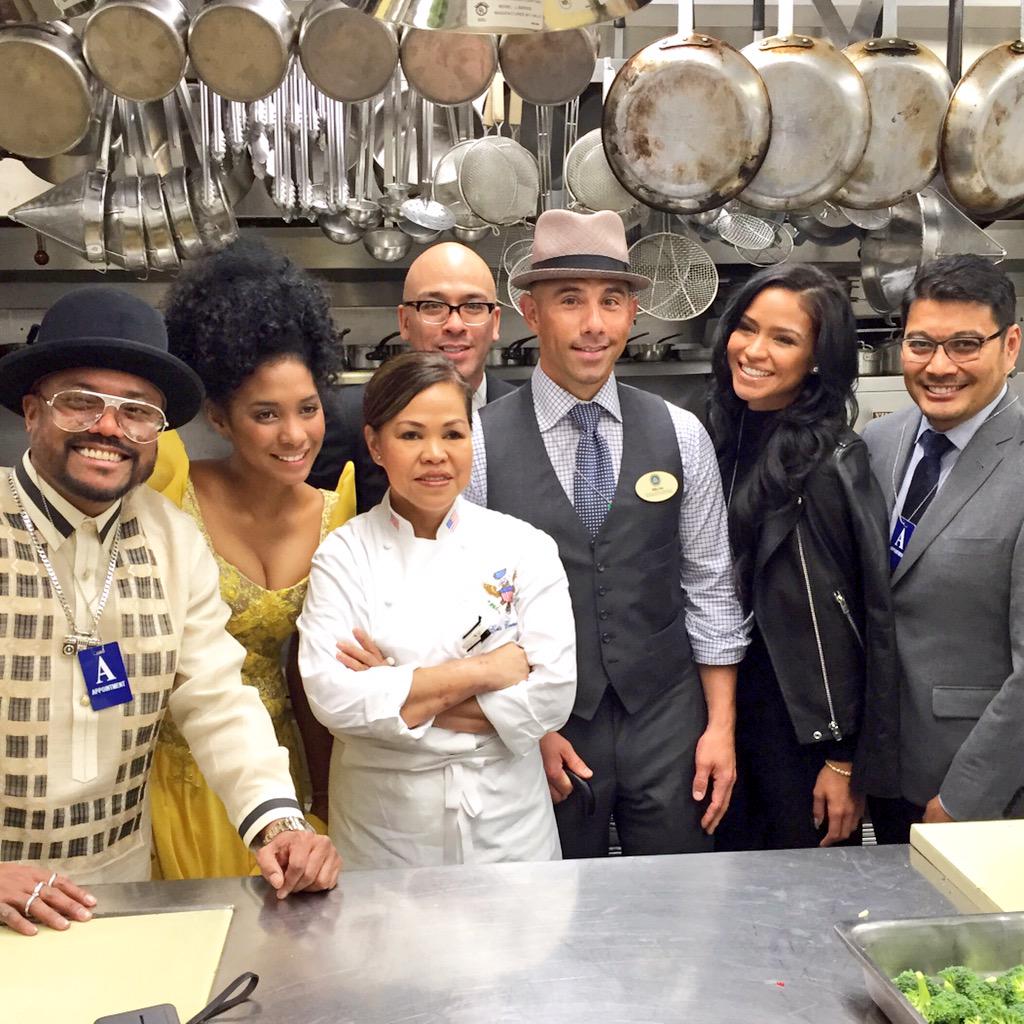 BillyDec's tweet photo. In #WhiteHouse kitchen w Chef C, BEP's @apldeap, @CassieSuper, @Jokoy, @PaperBiscuit b4 #WhiteHouseFAHM Celebration! http://t.co/BpqexAR2gc
