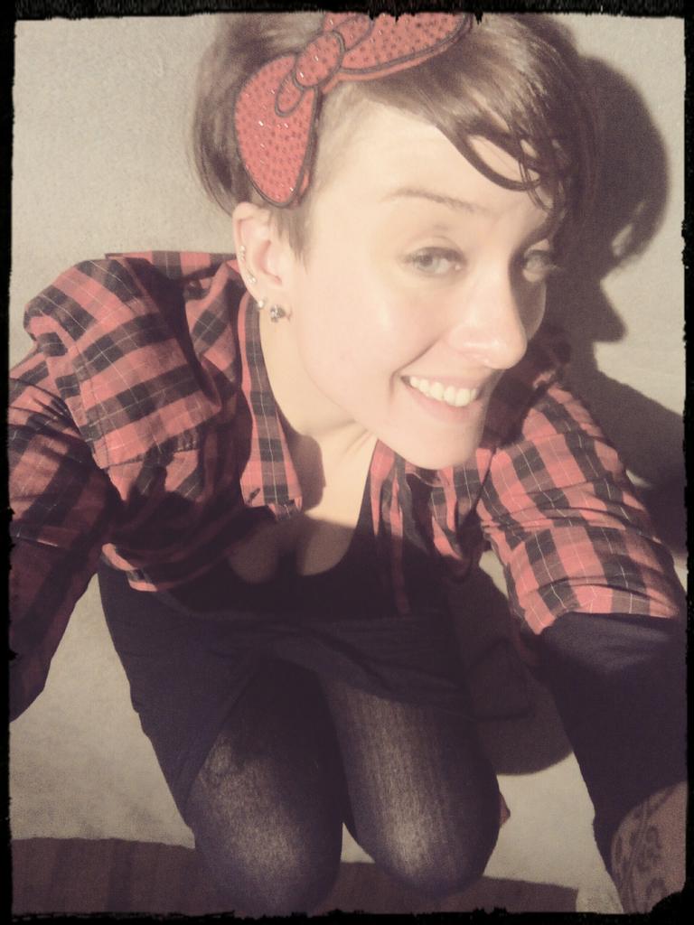 MarieGuillaumon's tweet photo. Friday mood #friday #weekend #hipster #hellokittybow http://t.co/AWs2J31o1V