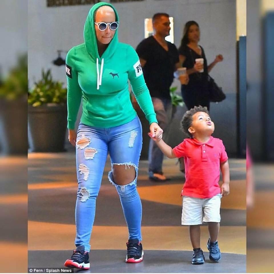 Rowlexc's tweet image. She out with lil Khalifa